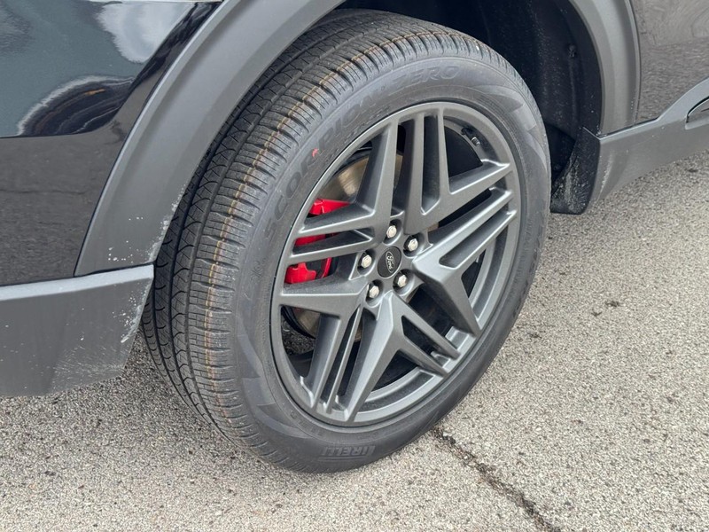 Ford Explorer Vehicle Full-screen Gallery Image 4