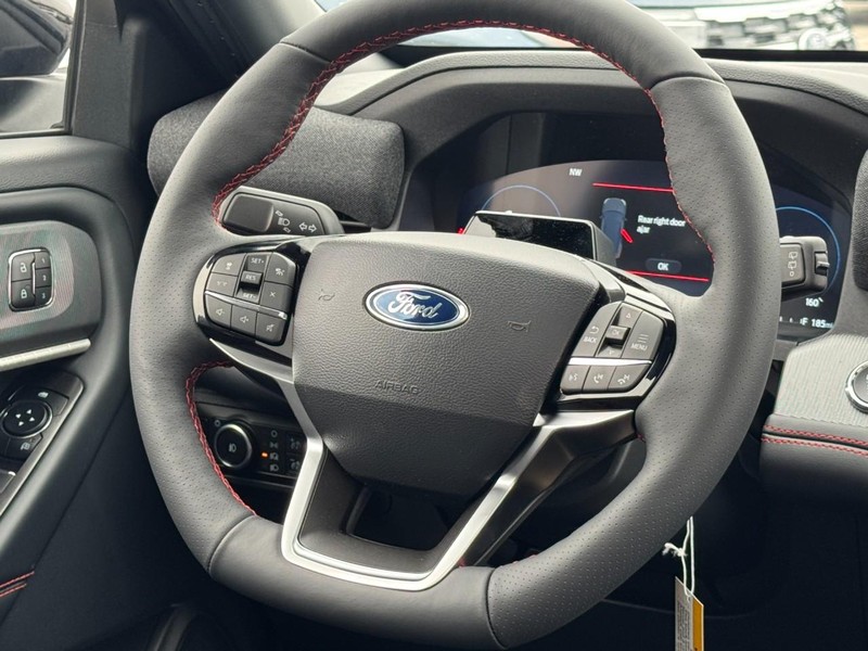 Ford Explorer Vehicle Full-screen Gallery Image 7