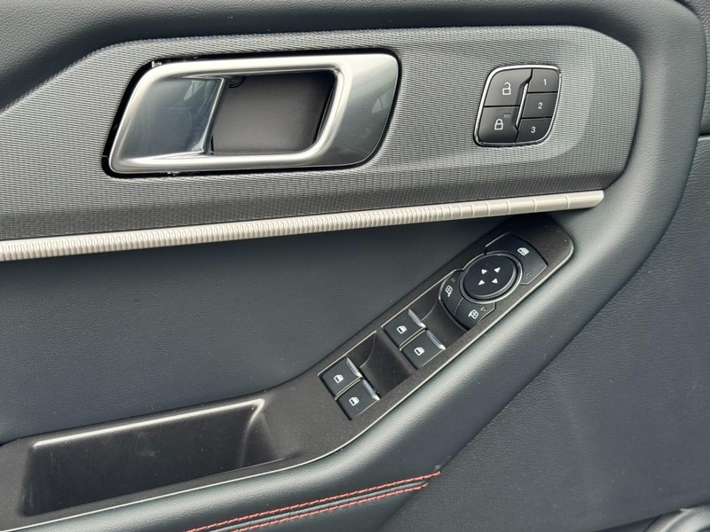 Ford Explorer Vehicle Full-screen Gallery Image 10