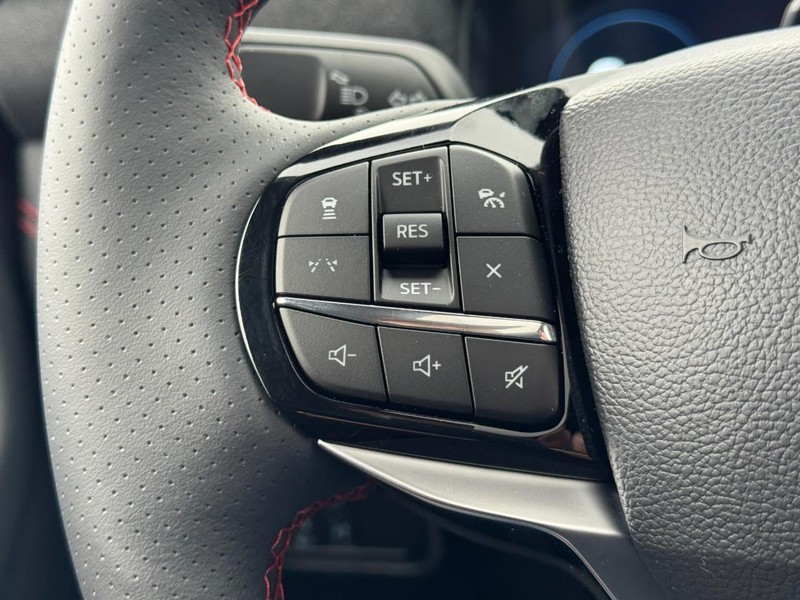 Ford Explorer Vehicle Full-screen Gallery Image 12