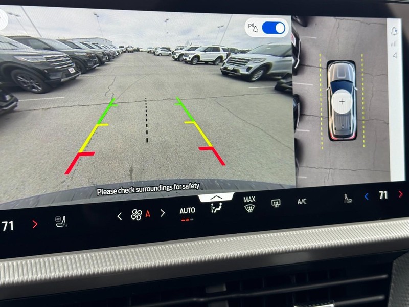 Ford Explorer Vehicle Full-screen Gallery Image 16