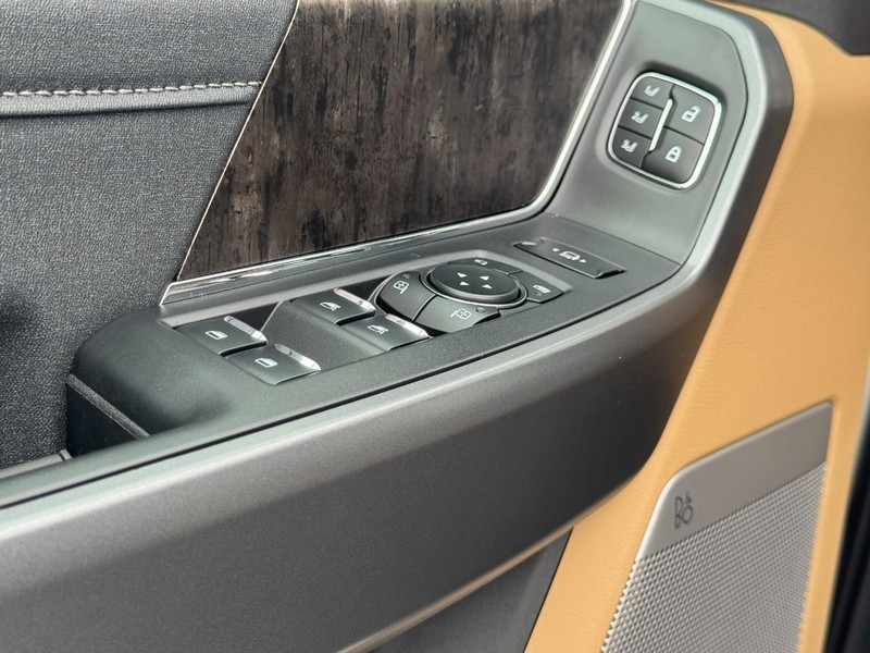 Ford Super Duty F-250 SRW Vehicle Image 12