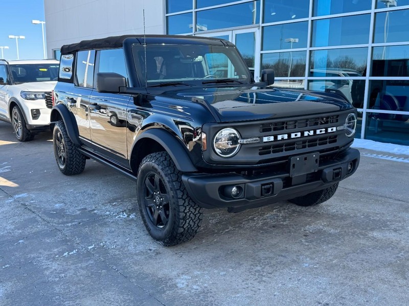 Ford Bronco Vehicle Full-screen Gallery Image 2