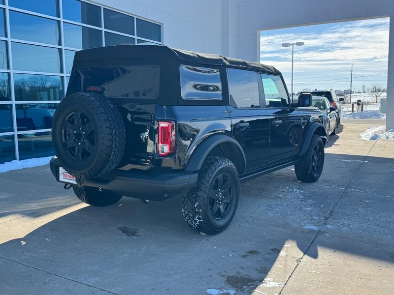 Ford Bronco Vehicle Full-screen Gallery Image 3