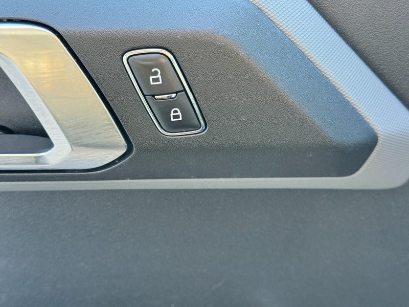 Ford Bronco Vehicle Full-screen Gallery Image 17