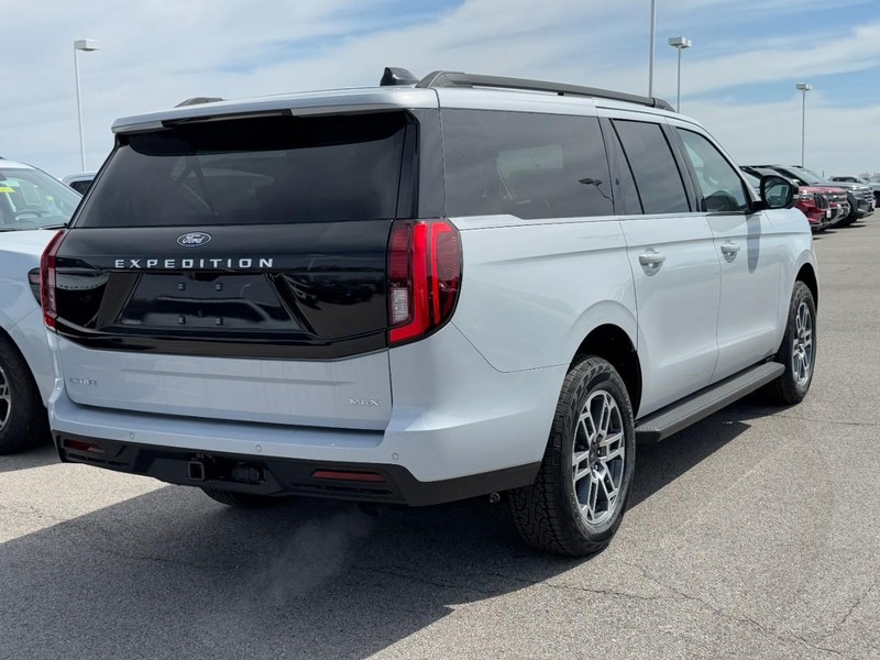 Ford Expedition Max Vehicle Full-screen Gallery Image 3