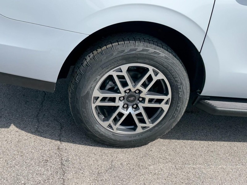 Ford Expedition Max Vehicle Full-screen Gallery Image 4