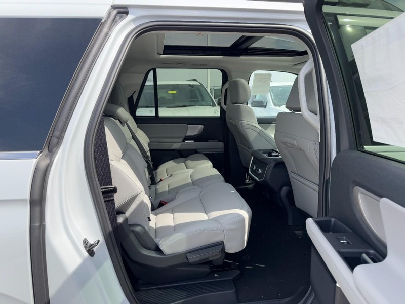 Ford Expedition Max Vehicle Full-screen Gallery Image 5