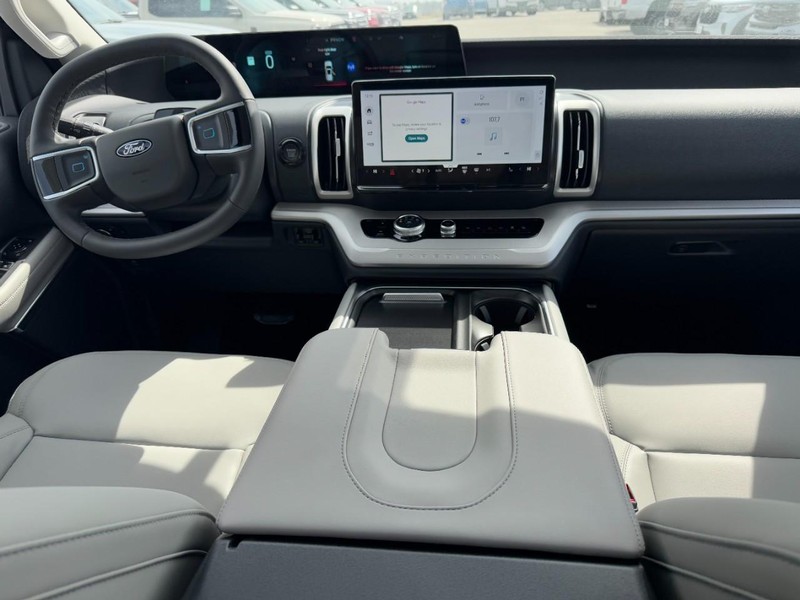 Ford Expedition Max Vehicle Full-screen Gallery Image 7