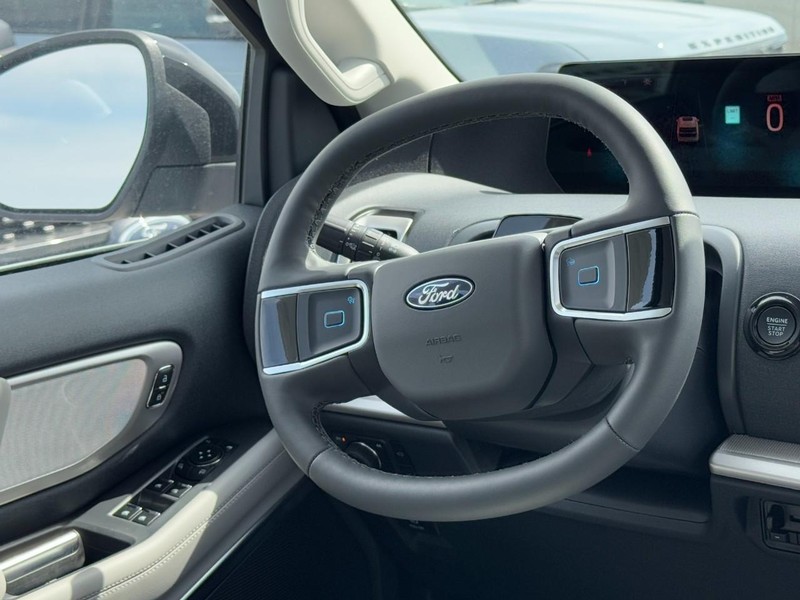 Ford Expedition Max Vehicle Full-screen Gallery Image 8