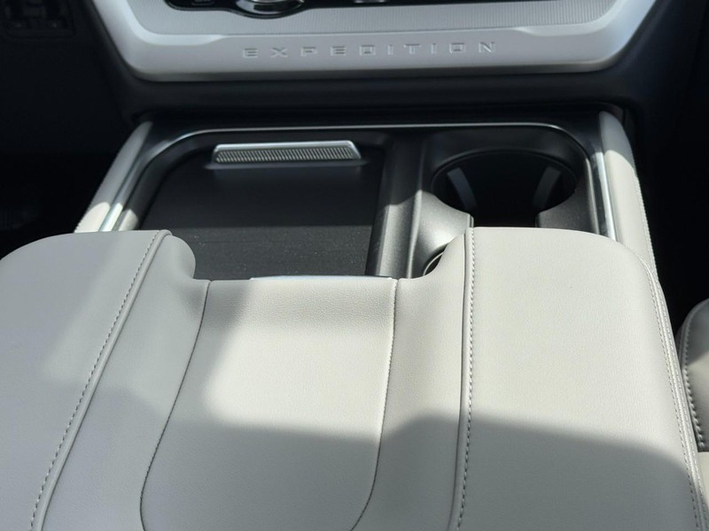 Ford Expedition Max Vehicle Full-screen Gallery Image 10