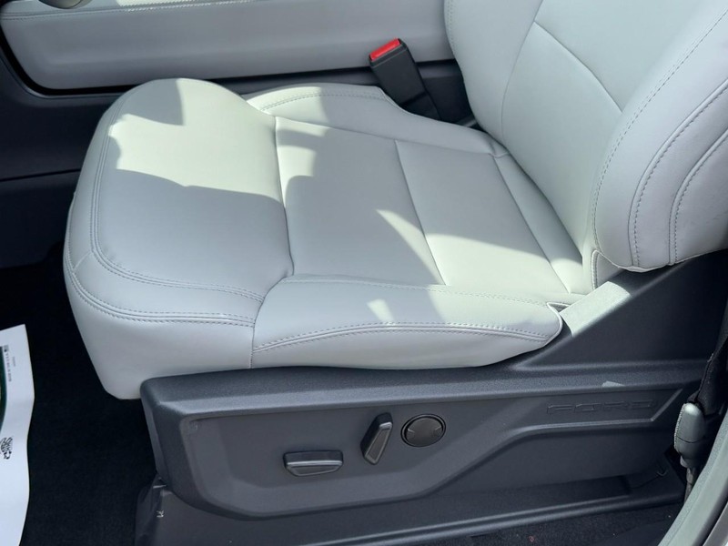 Ford Expedition Max Vehicle Full-screen Gallery Image 16