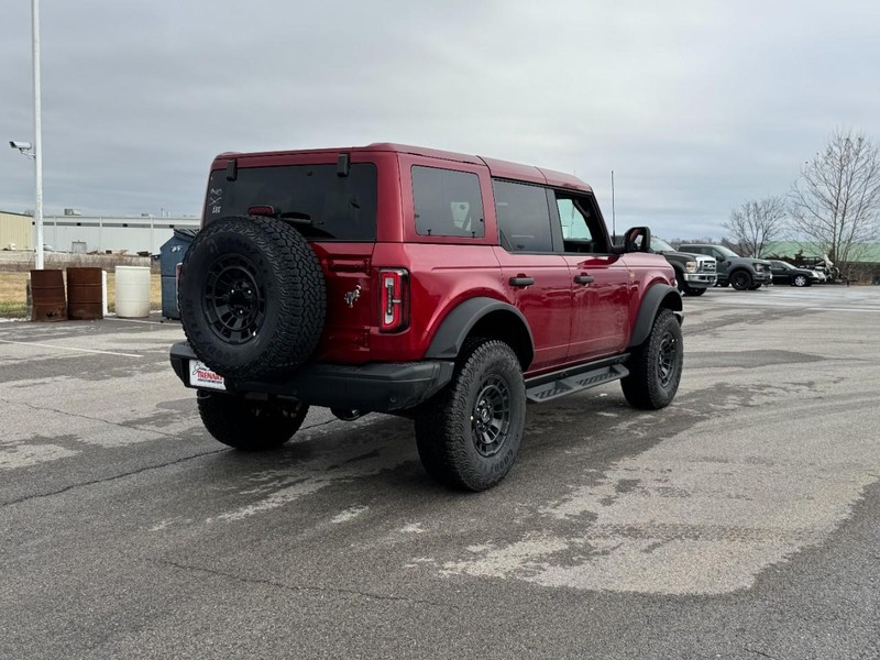 Ford Bronco Vehicle Full-screen Gallery Image 3