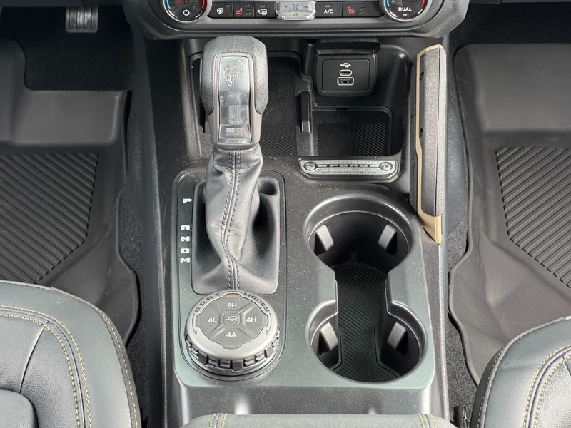 Ford Bronco Vehicle Full-screen Gallery Image 13