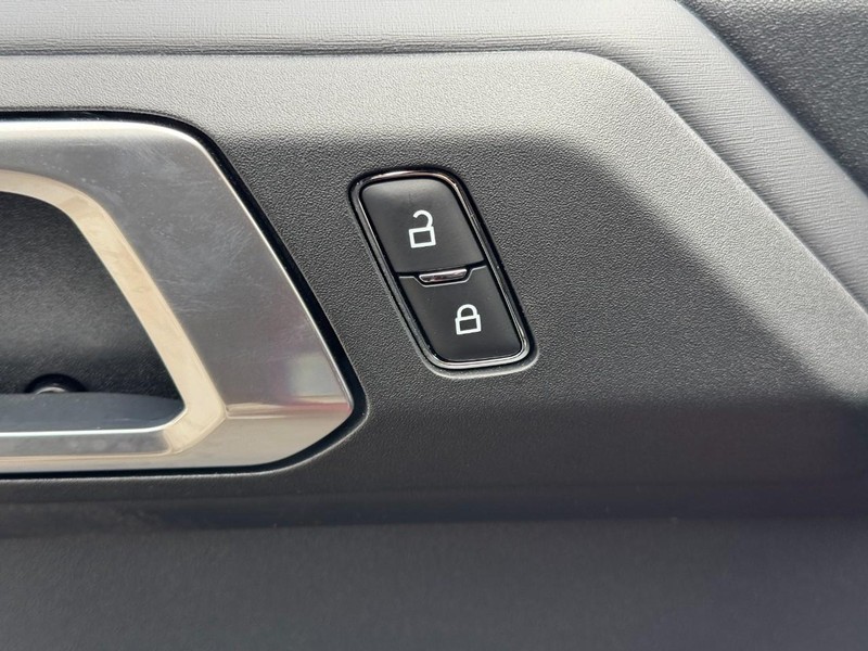 Ford Bronco Vehicle Full-screen Gallery Image 15