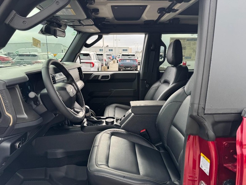 Ford Bronco Vehicle Full-screen Gallery Image 16