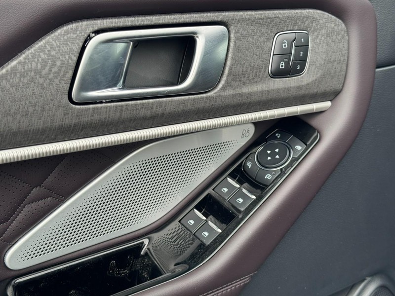 Ford Explorer Vehicle Image 13