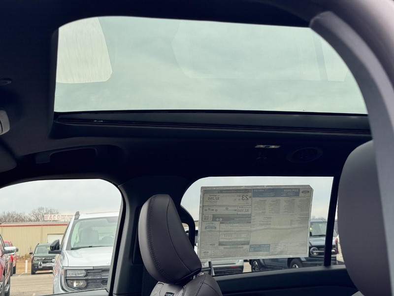 Ford Explorer Vehicle Image 15