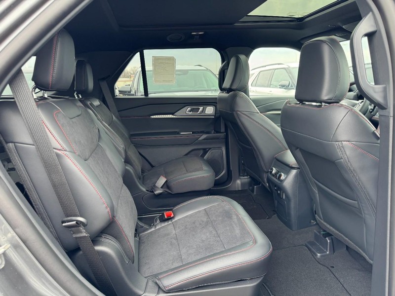 Ford Explorer Vehicle Full-screen Gallery Image 6