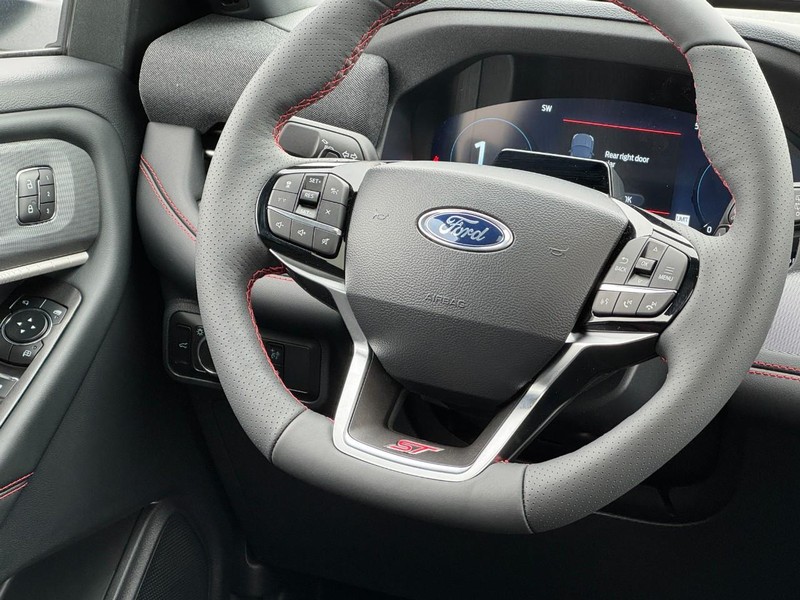 Ford Explorer Vehicle Full-screen Gallery Image 8