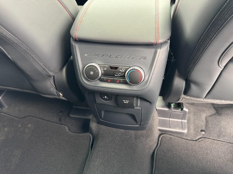 Ford Explorer Vehicle Full-screen Gallery Image 11