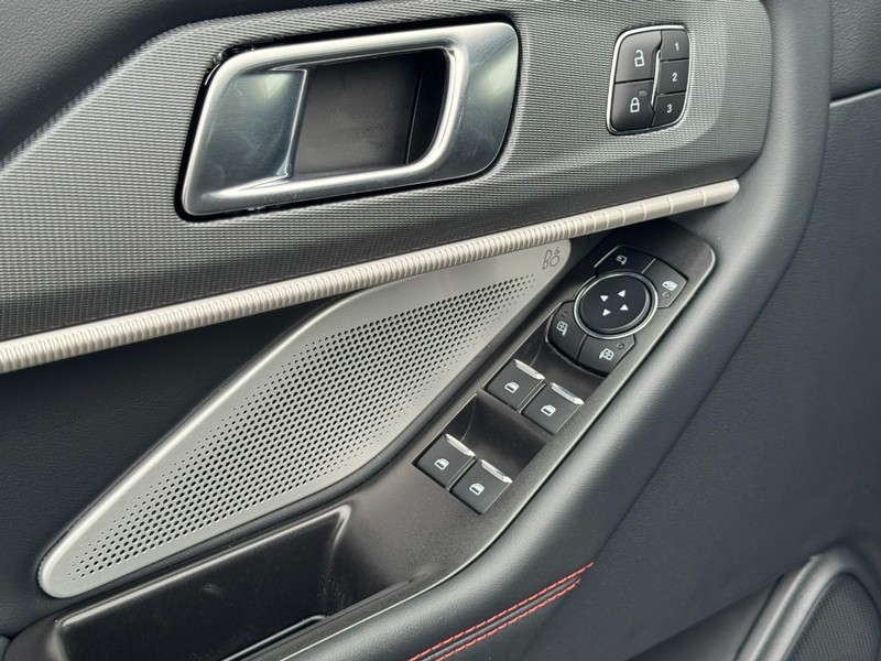 Ford Explorer Vehicle Full-screen Gallery Image 12