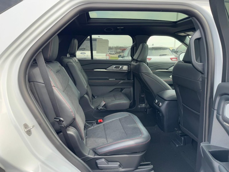 Ford Explorer Vehicle Full-screen Gallery Image 5