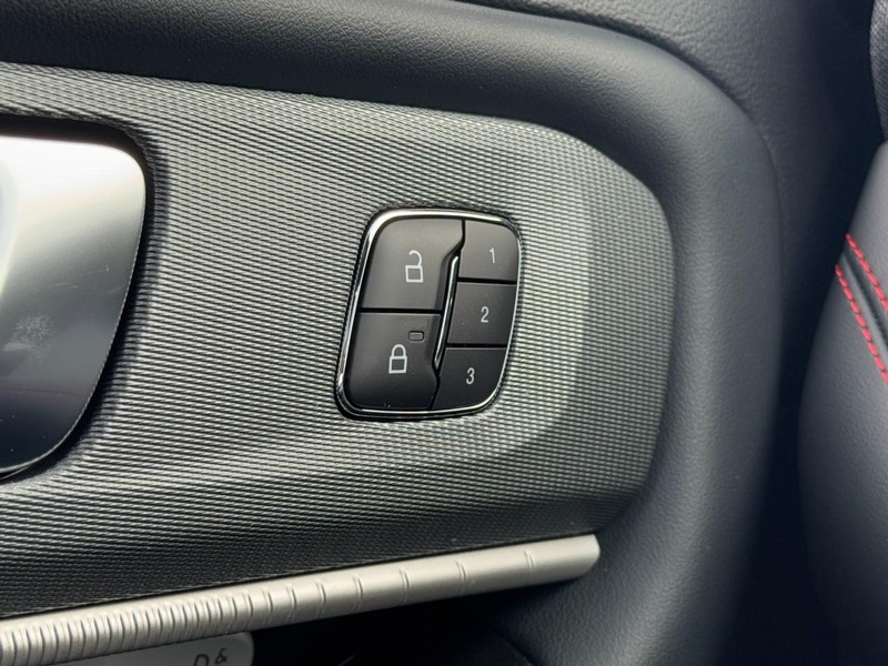 Ford Explorer Vehicle Full-screen Gallery Image 11