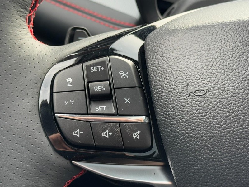 Ford Explorer Vehicle Full-screen Gallery Image 12