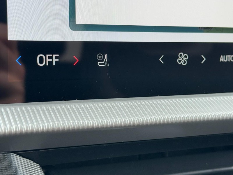 Ford Explorer Vehicle Full-screen Gallery Image 15