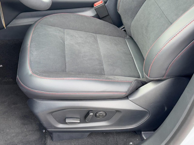 Ford Explorer Vehicle Full-screen Gallery Image 17