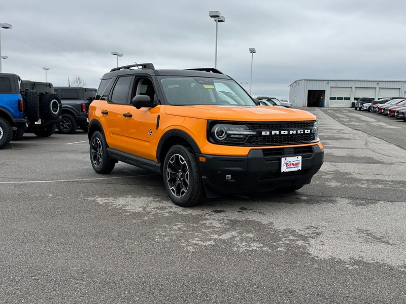 Ford Bronco Sport Vehicle Full-screen Gallery Image 2