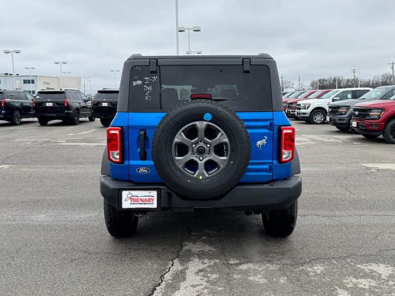 Ford Bronco Vehicle Full-screen Gallery Image 4