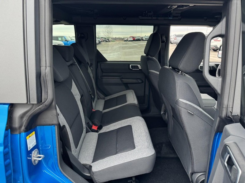 Ford Bronco Vehicle Full-screen Gallery Image 9