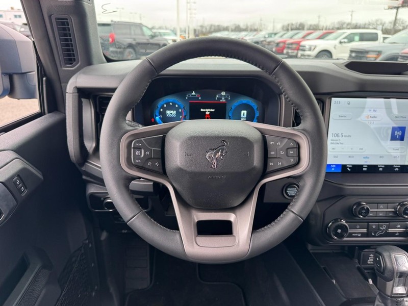 Ford Bronco Vehicle Full-screen Gallery Image 11