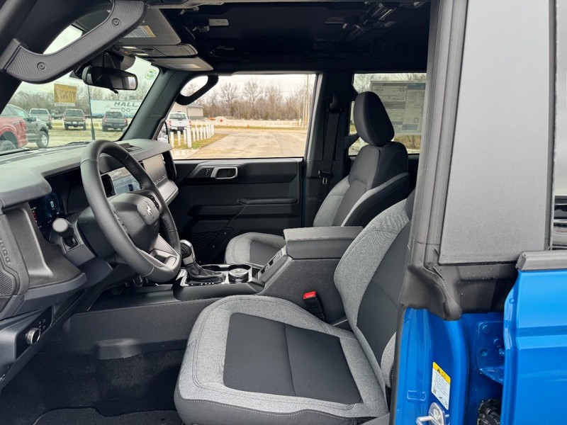 Ford Bronco Vehicle Full-screen Gallery Image 16