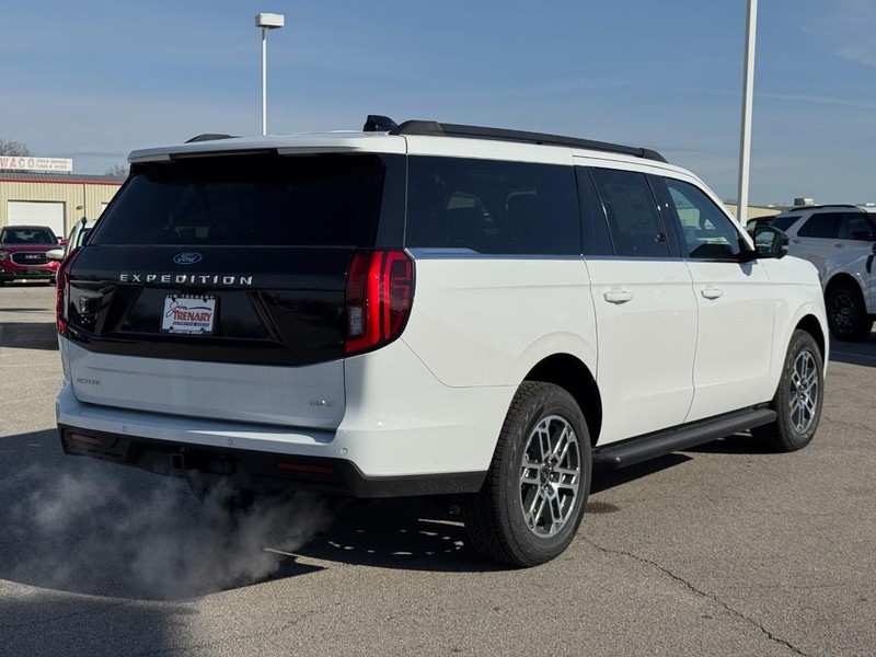Ford Expedition Max Vehicle Full-screen Gallery Image 3