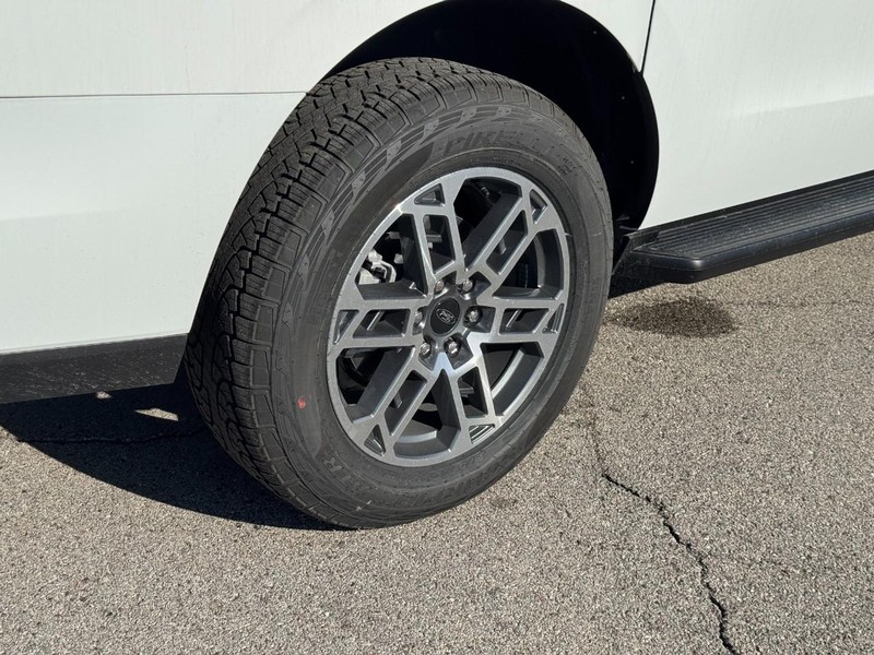 Ford Expedition Max Vehicle Full-screen Gallery Image 4