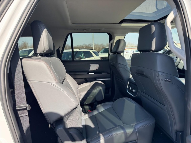 Ford Expedition Max Vehicle Full-screen Gallery Image 5