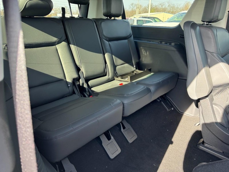 Ford Expedition Max Vehicle Full-screen Gallery Image 6