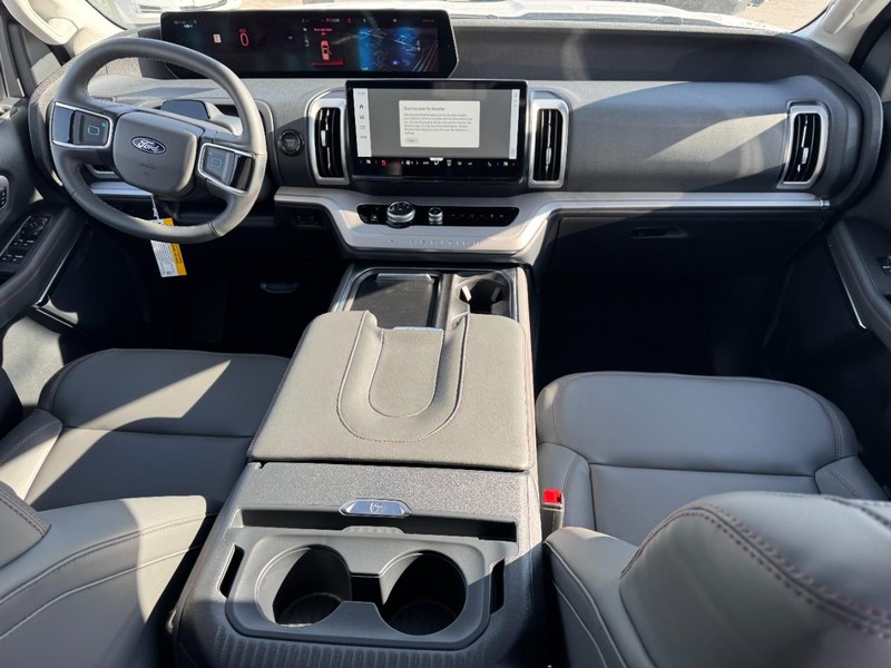 Ford Expedition Max Vehicle Full-screen Gallery Image 7