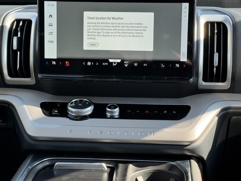 Ford Expedition Max Vehicle Full-screen Gallery Image 9