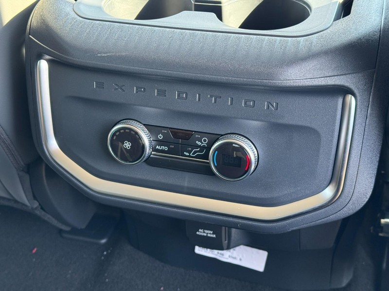 Ford Expedition Max Vehicle Full-screen Gallery Image 10