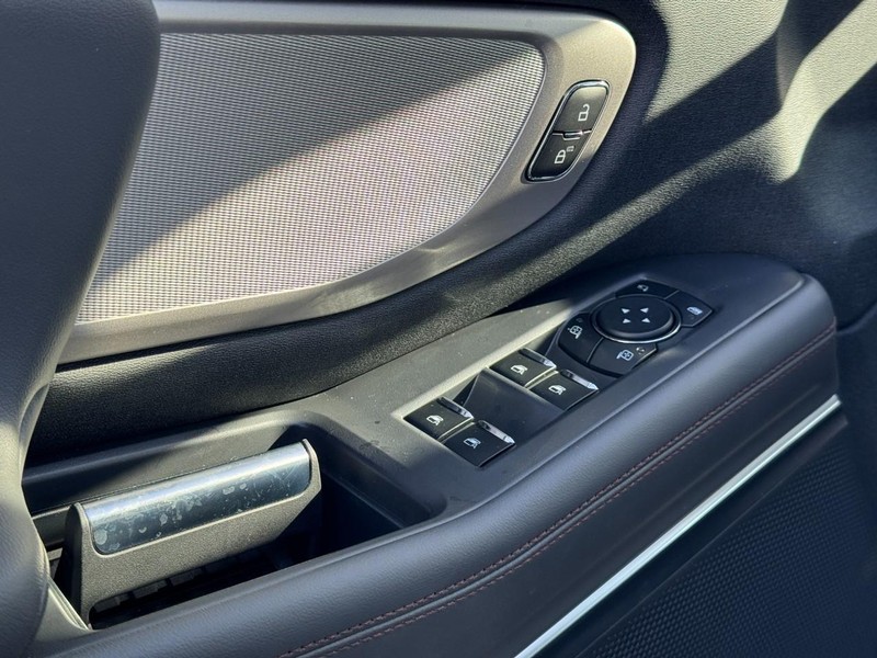 Ford Expedition Max Vehicle Full-screen Gallery Image 11