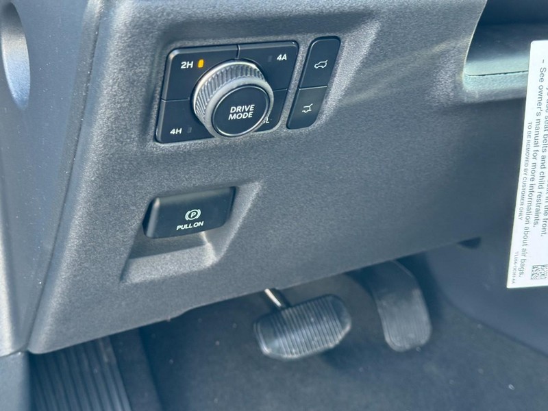 Ford Expedition Max Vehicle Full-screen Gallery Image 13