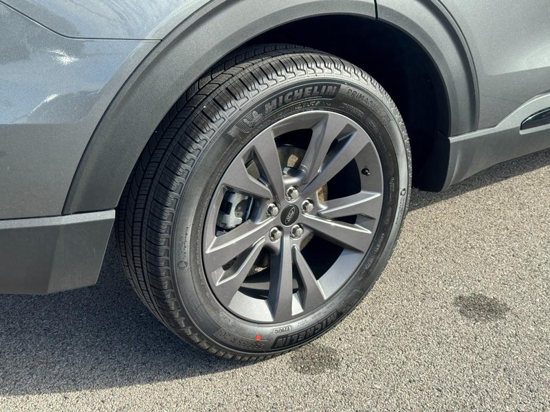 Ford Explorer Vehicle Image 04