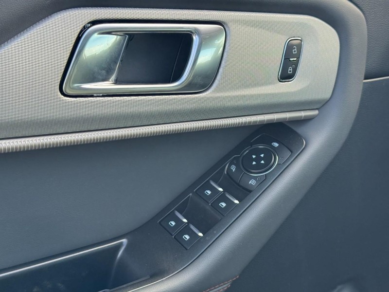 Ford Explorer Vehicle Image 12