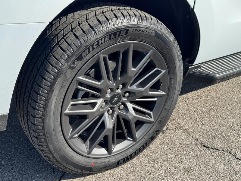 Ford Expedition Max Vehicle Full-screen Gallery Image 4