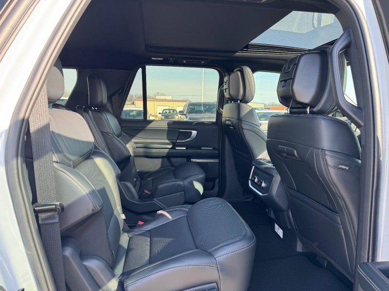 Ford Expedition Max Vehicle Full-screen Gallery Image 5