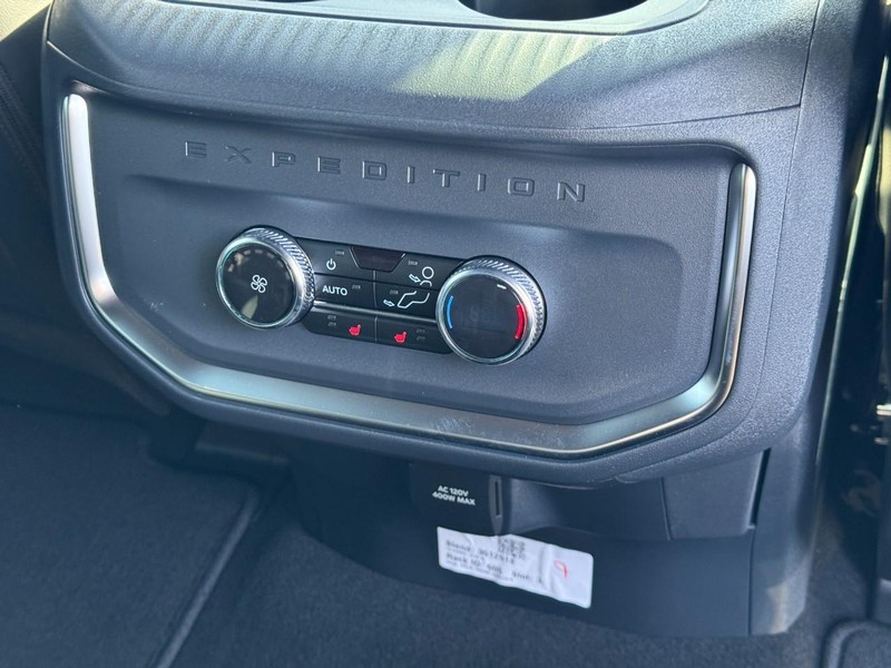 Ford Expedition Max Vehicle Full-screen Gallery Image 10